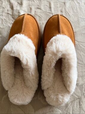 Cozy Joyspun Women's  Faux-Suede Slippers with Faux-Fur Lining.  Size 9
